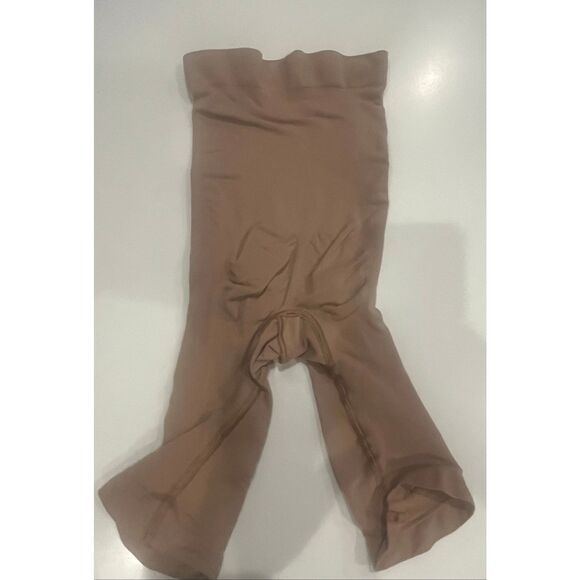 SKIMS Seamless Sculpt Mis Thigh Short NEW - Picture 5 of 6